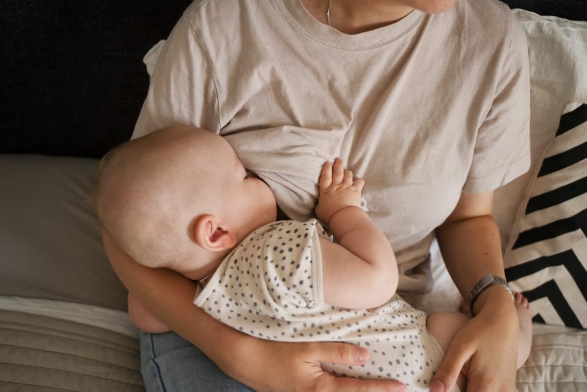 Factors to Consider When Choosing Between Breastfeeding vs Formula