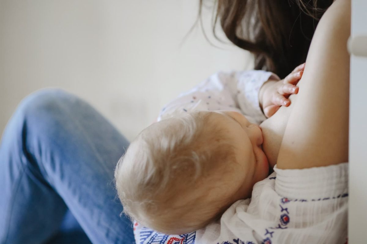 overview of breastfeeding and formula feeding